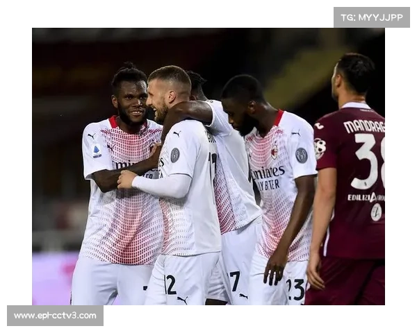 AC米兰奇克首开纪录后与队友相拥庆祝